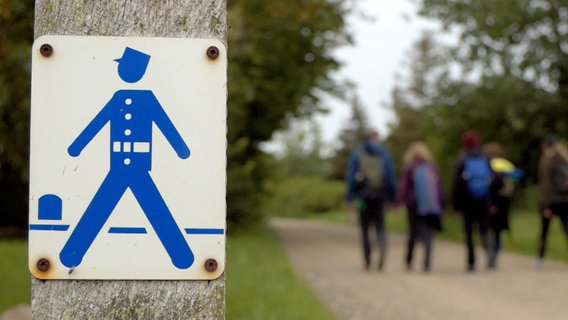 Früher patrouillierten Grenzbeamte am Gendarmenpfad. Sie sind noch immer das Symbol des Wanderweges. © NDR 