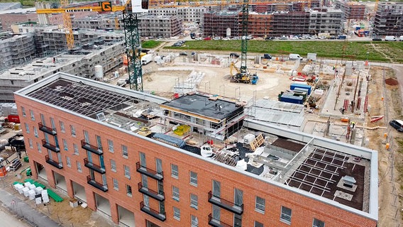 Vor Jahren weideten hier noch Schafe. Jetzt entstehen fast 4000 Wohneinheiten in Hannovers neuem Stadtteil Kronsrode. © NDR/Stefan Radüg/nahaufnahme.tv 