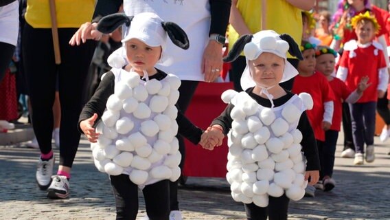 Von klein auf feiern die Malchower ihr Volksfest: hier beim traditionellen Kinderumzug. © NDR 