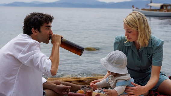 Leonard (Alex Wollf) liebt Marianne (Thea Sofie Loch Næss), die (noch) ahnungslos ist. © NDR/Nikos Nikolopoulos 