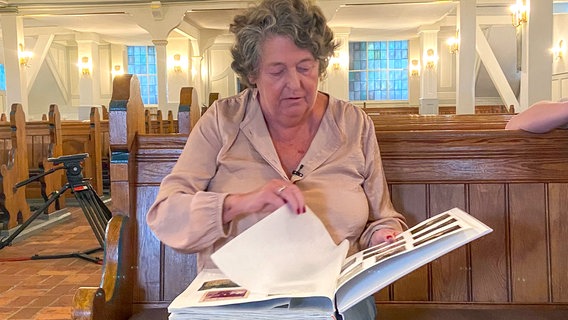 Karin Diestel in der Kirche in Nienstedten © NDR/Sophia Münder-Führing 