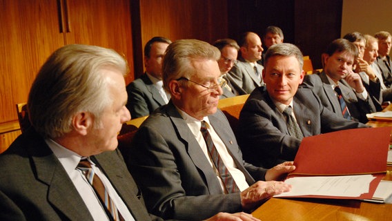 Günter Schabowski (Mitte) bekommt den Vorschlag zur neuen Reiseregelung von Egon Krenz mit der Bitte diesen der Presse vorzustellen. © NDR/Norbert Kuhröber 