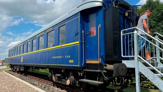 Der liebevoll restaurierte alte Orientexpress steht jetzt auf dem Gelände des historischen Bahnhofs Gadebusch. © NDR/Matthias Vogler 