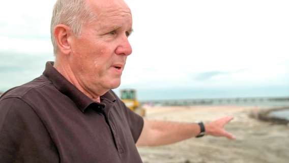 Auf fünf Kilometer Länge fehlten Bauhofleiter Torsten Jeß Sand am Schönberger Strand. Bis zum Start der Hochsaison soll alles wieder aussehen wie vor der Ostseesturmflut - eine Mammutaufgabe. © NDR 