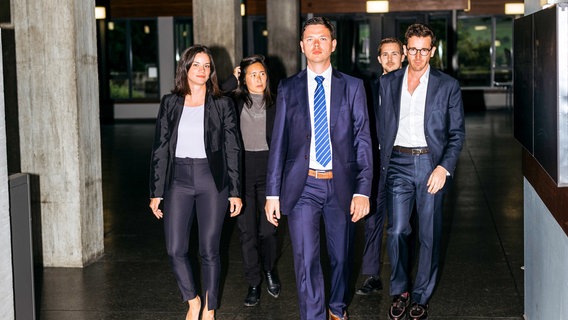 Sara, Feifei, Tobias, David und Frederic (v.l.) sind fünf Masterstudierende des Studiengangs Strategie und Management (SIM) an der Universität St. Gallen. © NDR/Catpics AG 