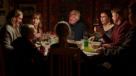 Die Familie versammelt sich zu Weihnachten: Ria Kataja, Leena Uotila, Tom Wentzel, Elina Knihtilä, Jarkko Pajunen, Sakari Topi. © NDR/JesseJalonen©AamuFilmCompany 