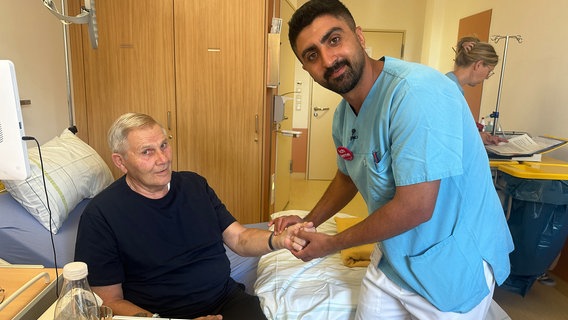 Erkan Dursun lernt jetzt am Südstadtklinikum in Rostock Krankenpfleger. © NDR/Clipfilm 