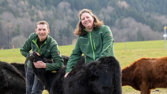 Theresa Tischner mit ihrem Mann Hansi auf dem Hof „Beim Auer“ auf dem Samerberg. © NDR/Megaherz/M.Grande 