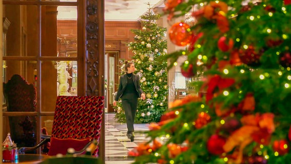 Weihnachtliche Dekoration im Grand Hotel © NDR 