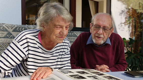 Elisabeth und Hans Gerdts blicken zurück auf 65 gemeinsame Jahre. © NDR/Heike Schieder 