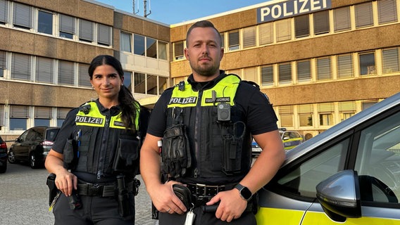 Polizeikommissarin Sara Dagher und Polizeihauptkommissar Daniel Leismann im Einsatz auf den Straßen von Wolfsburg. © NDR/Ole Lerch 