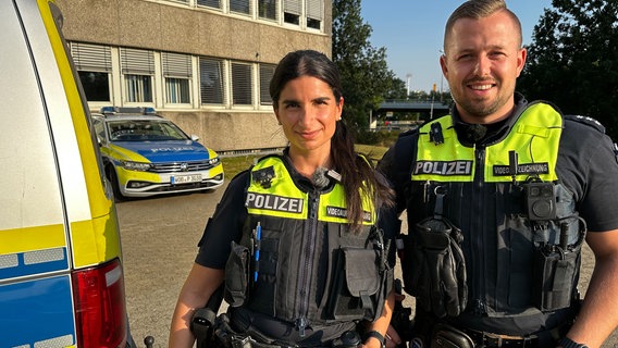 Polizeikommissarin Sara Dagher und Polizeioberkommissar Daniel Leismann im Einsatz auf den Straßen von Wolfsburg. © NDR/Ole Lerch 