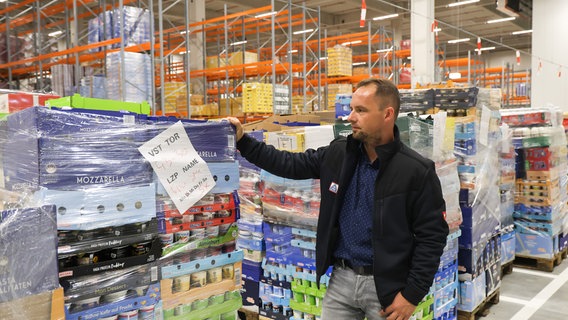 Logistikleiter Martin Voigt hat den Umzug vom alten Logistiklager in Sievershausen ins neue Lager in Aligse zwei Jahre lang geplant. © NDR/Christina Georgi 