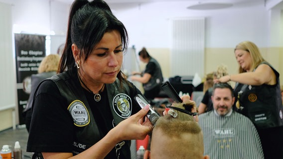 Manchmal kommen über 100 Leute zu einem Barber Angels Einsatz. © NDR/Matthias Ruuck/Clip Film 