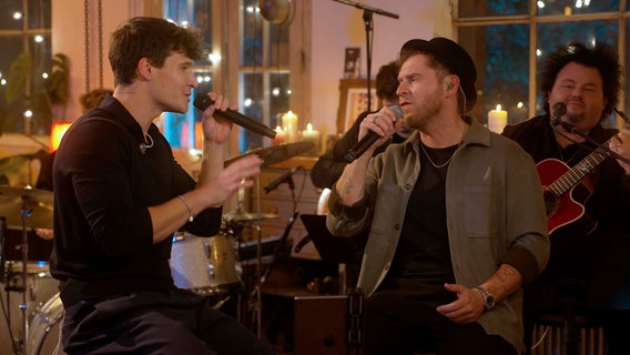 Wincent Weiss (l.) und Johannes Oerding (r.) singen zusammen. © NDR 