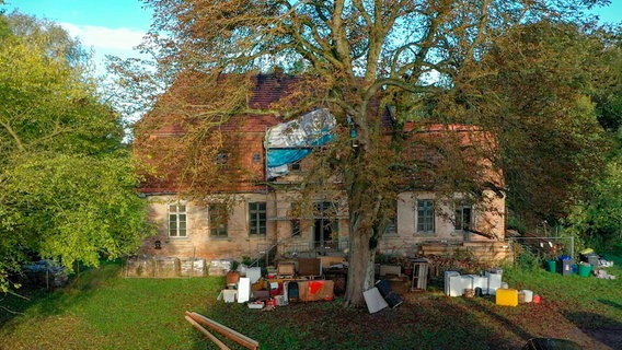 Vor dem Sanieren steht das Entrümpeln im Gutshaus Hof Sülten. Eine junge Familie will es zu ihrem Traumschloss machen. © NDR/Oliver Zydek 