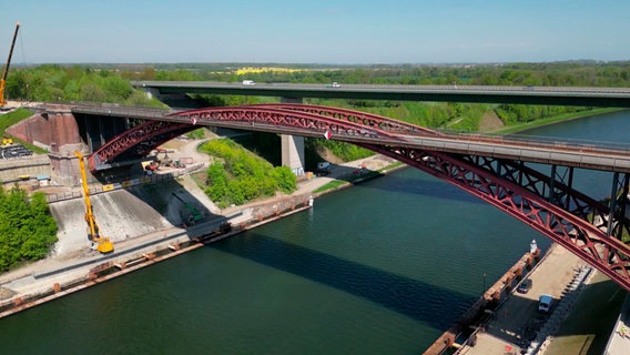 Die 130 Jahre alte Levensauer Hochbrücke verbindet den Nord-Ostsee-Kanal bei Kiel an seiner engsten Stelle. Der Stahl ist müde, an derselben Stelle muss eine neue Brücke gebaut werden. © NDR 