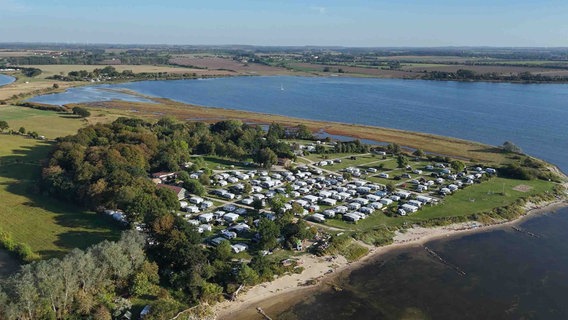 Das Haffcamp liegt direkt am Salzhaff zwischen Wismar und Rostock. © NDR 