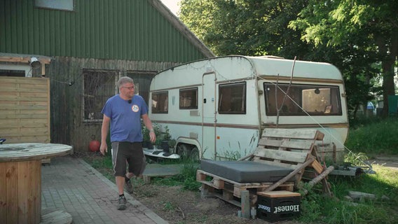 Pächter Christoph Niemann will aus diesem alten Wohnwagen eine Sauna für seine Gäste bauen. © NDR 