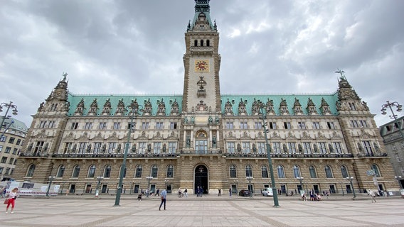 Das Hamburger Rathaus an einem bewölkten Tag. © NDR/Johannes Philipp Groß 