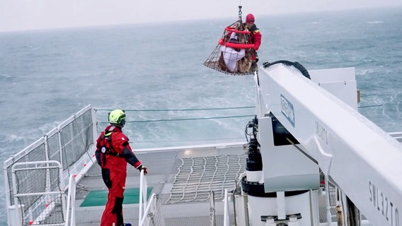 Überlebender Seemann wird per Helikopter auf die HERMANN MARWEDE gebracht. © NDR/Kinescope Film 