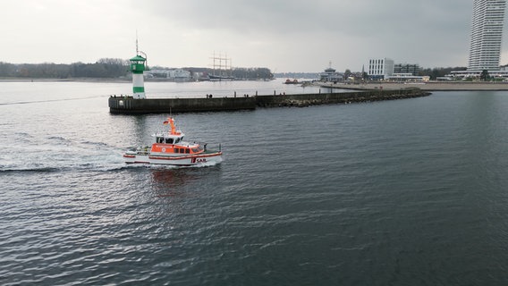 Seenotrettungsboot ERICH KOSCHUBS fährt raus. © NDR/Kinescope Film 