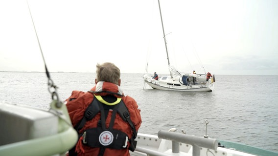 Segelboot in gefährlicher Schieflage. © NDR/Kinescope Film 