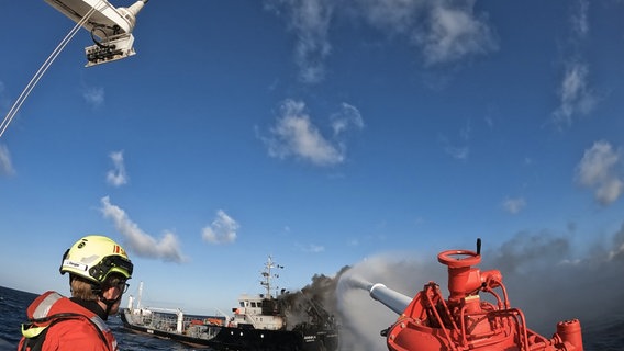 Die DGzRS-Station Warnemünde im Einsatz: Brand auf Öltanker. © NDR/ Kinescope Film 