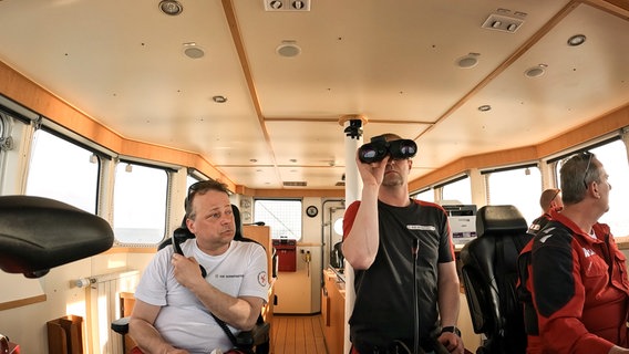 Seenotretter auf Seenotrettungskreuzer ANNELIESE KRAMER suchen nach vermisstem Schlauchbootfahrer. © NDR/ Kinescope Film 