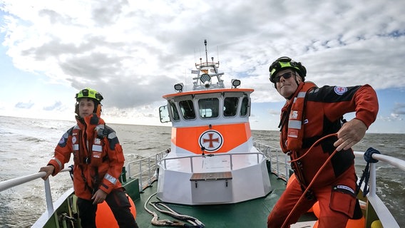 Seenotretter der DGzRS-Station Norderney werfen Schleppleine um Havaristen aus Seenot zu befreien. © NDR/ Kinescope Film 