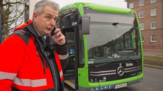 Verkehrsmeister Alexander Koch muss einen Elektrobus in Hannover wieder zum Laufen bringen. © NDR/Christina Georgi 