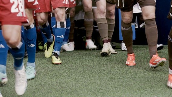 HSV gegen FC St. Pauli - Spieler beim Einlauf ins Stadion. © NDR 