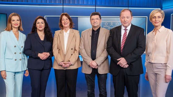 Hamburg hat die Wahl: In dieser Sendung diskutieren die Spitzenkandidat*innen der vier kleineren Parteien, (ab 2.v.l.) Cansu Özdemir (Die Linke), Katarina Blume (FDP), Jochen Brack (BSW) und Dirk Nockemann (AfD) mit den Moderatorinnen Julia-Niharika Sen (l.) und Susanne Stichler (r.). © NDR/Ralf Pleßmann 