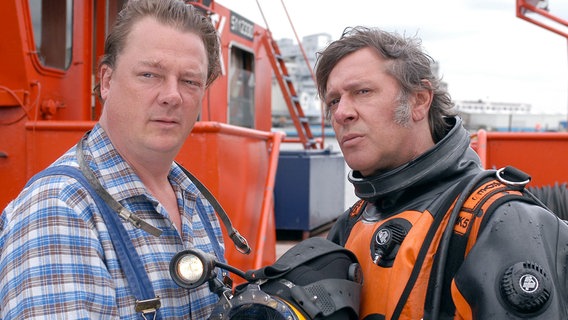 Taucher Jan Hinrichs (Jan Fedder) mit Freund "Kuddel" (Peter Kurth), kurz vor den schwierigen Bergungsarbeiten am havarierten Dock. © NDR/Susanne Dittmann 