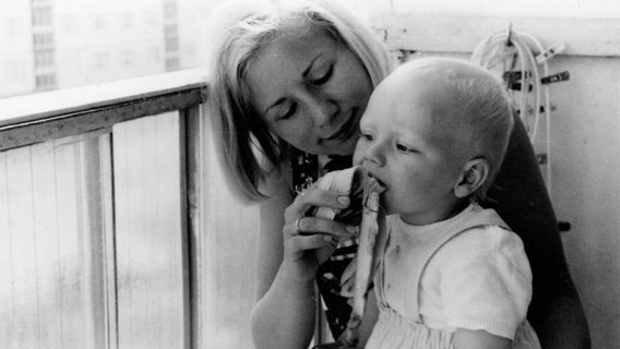 Erstbezug 1969, Eltern Mitte zwanzig. Die junge Familie Schneider hat die Neubauwohnung in der Binzer Straße nur mit Beziehungen bekommen. © NDR/Populärfilm 