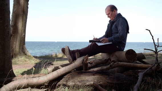 Der Schriftsteller Wawerzinek auf den Spuren der eigenen Geschichte. © NDR/Peter Wawerzinek 