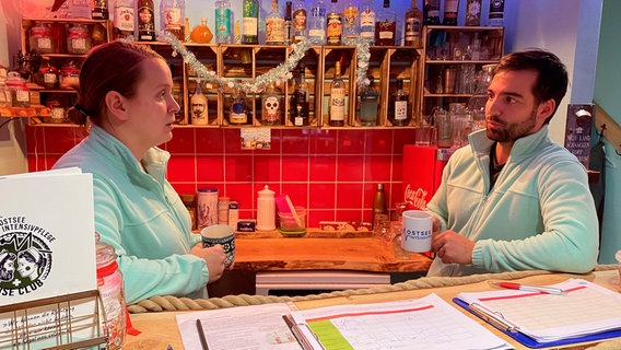 Bei der "Ostsee-Intensivpflege" sieht es aus wie in einer Bar. © NDR/Populärfilm/Sylvio Kaczmarek 