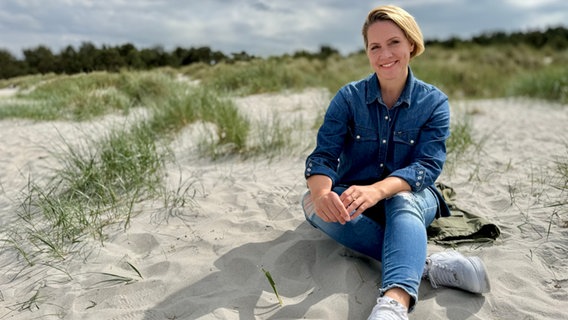 Judith Rakers auf Fischland-Darß-Zingst: Malerische Orte, urwüchsige Natur und ihre Lage zwischen zwei Gewässern machen die Halbinsel zu einem Paradies für Wassersportler und für Besucher, die Ruhe und Weite suchen. Dazu Kultur und ganz viel Fischer- und Seefahrertradition. Für Wunderschön entdeckt Judith Rakers das faszinierende Land zwischen Ostsee und Bodden. © Bavaria Entertainment GmbH 