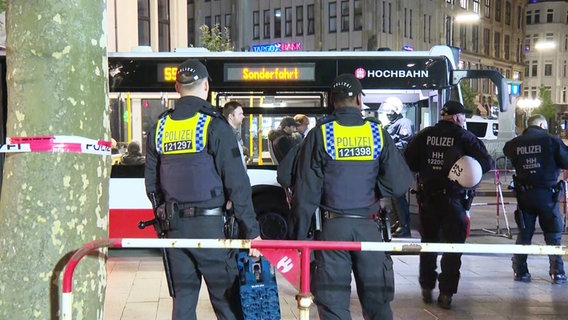 Behelmte Polizisten und Hooligans in einem Linienbus mit der Aufschrift "Sonderfahrt". © TV News Kontor Foto: Screenshot