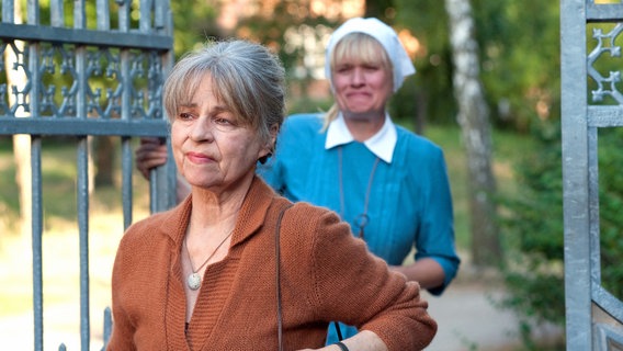 Elly (Cornelia Froboess) hat beschlossen, dem Kloster den Rücken zu kehren, Schwester Lydia (Ulrike Grote, hinten) fällt der Abschied besonders schwer. © ARD Degeto/Christine Schroeder 