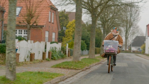 Designerin Sintje Lorenzen transportiert ihre Vintagekleidung mit dem Fahrrad. © NDR/Dokness/Martin Kaeswurm 