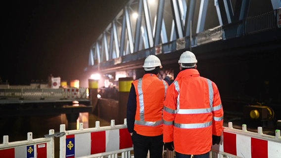 Ein Brückenteil der Friesenbrücke eingesetzt wird. © TeleNewsNetwork 