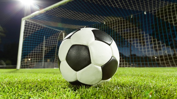 Fußball liegt vor einem Tor auf dem Rasen © picture-alliance/SPA 