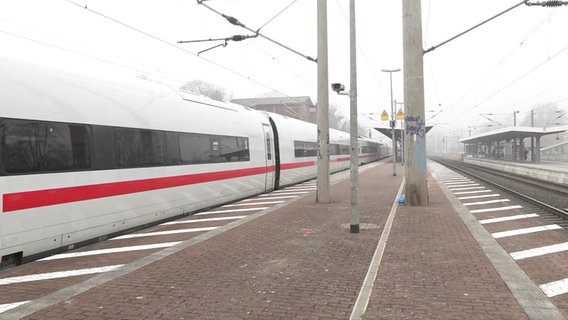 Ein ICE steht an einem Bahngleis. © NonstopNews 