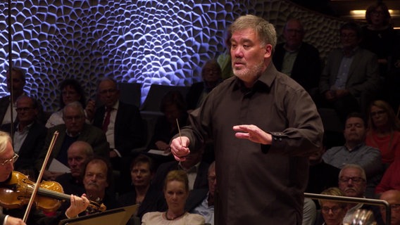 Das NDR Elbphilharmonie Orchester spielt unter der Leitung von Chefdirigent Alan Gilbert in der Elbphilharmonie. © Screenshot 