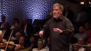 Das NDR Elbphilharmonie Orchester spielt unter der Leitung von Chefdirigent Alan Gilbert in der Elbphilharmonie. © Screenshot 