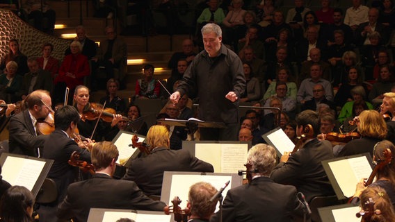 Alan Gilbert dirigiert das NDR Elbphilharmonie Orchester. © Screenshot 