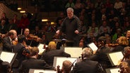 Alan Gilbert dirigiert das NDR Elbphilharmonie Orchester. © Screenshot 