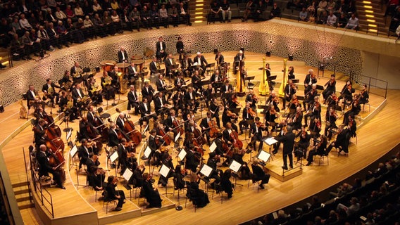 Alan Gilbert dirigiert das NDR Elbphilharmonie Orchester. © Screenshot 