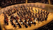 Alan Gilbert dirigiert das NDR Elbphilharmonie Orchester. © Screenshot 